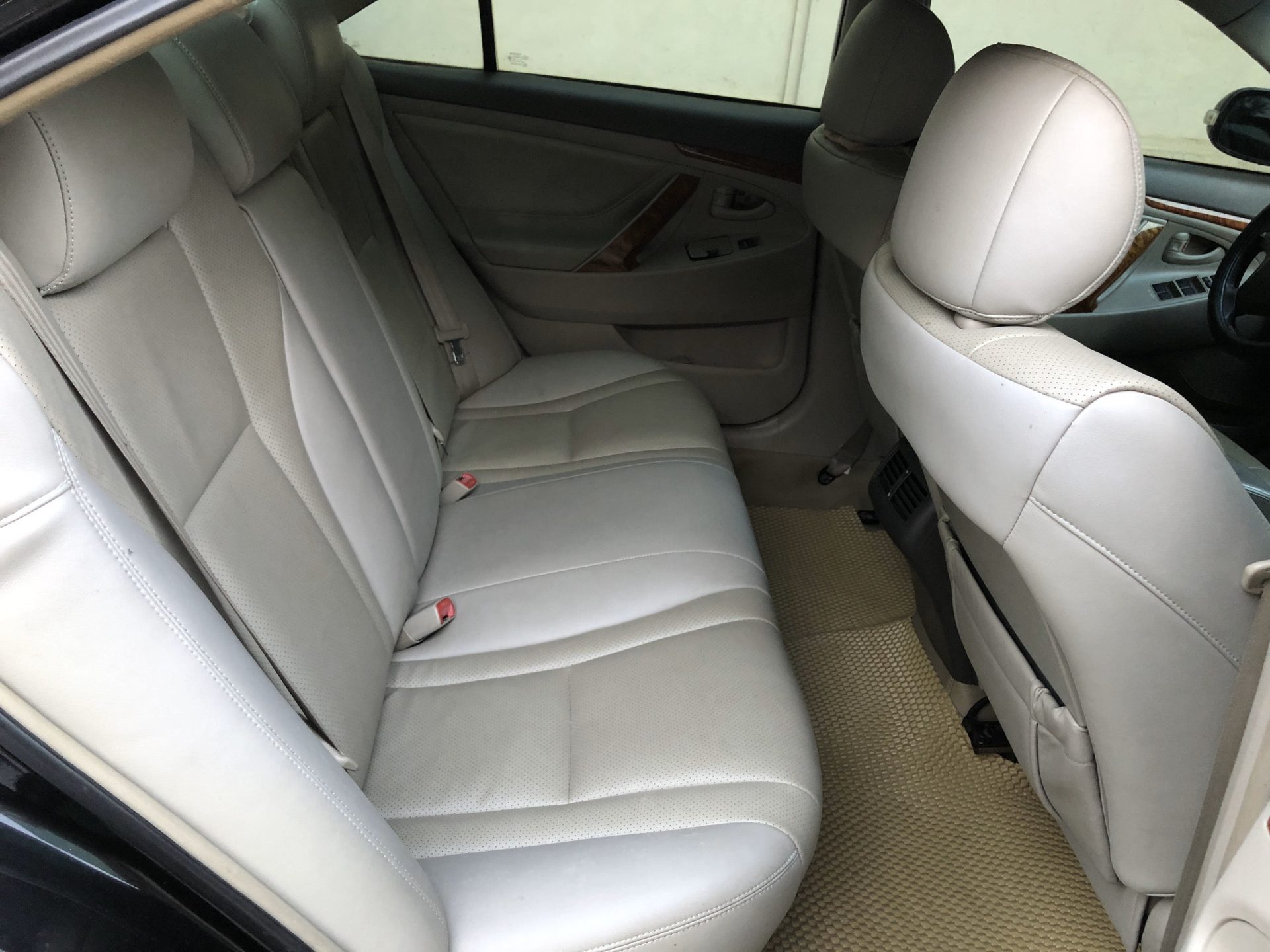 Showroom XeHoi hiện đang bán xe Toyota Camry cũ đời 2008. Hình hàng ghế sau xe ( Ảnh thật do trung tâm chụp)