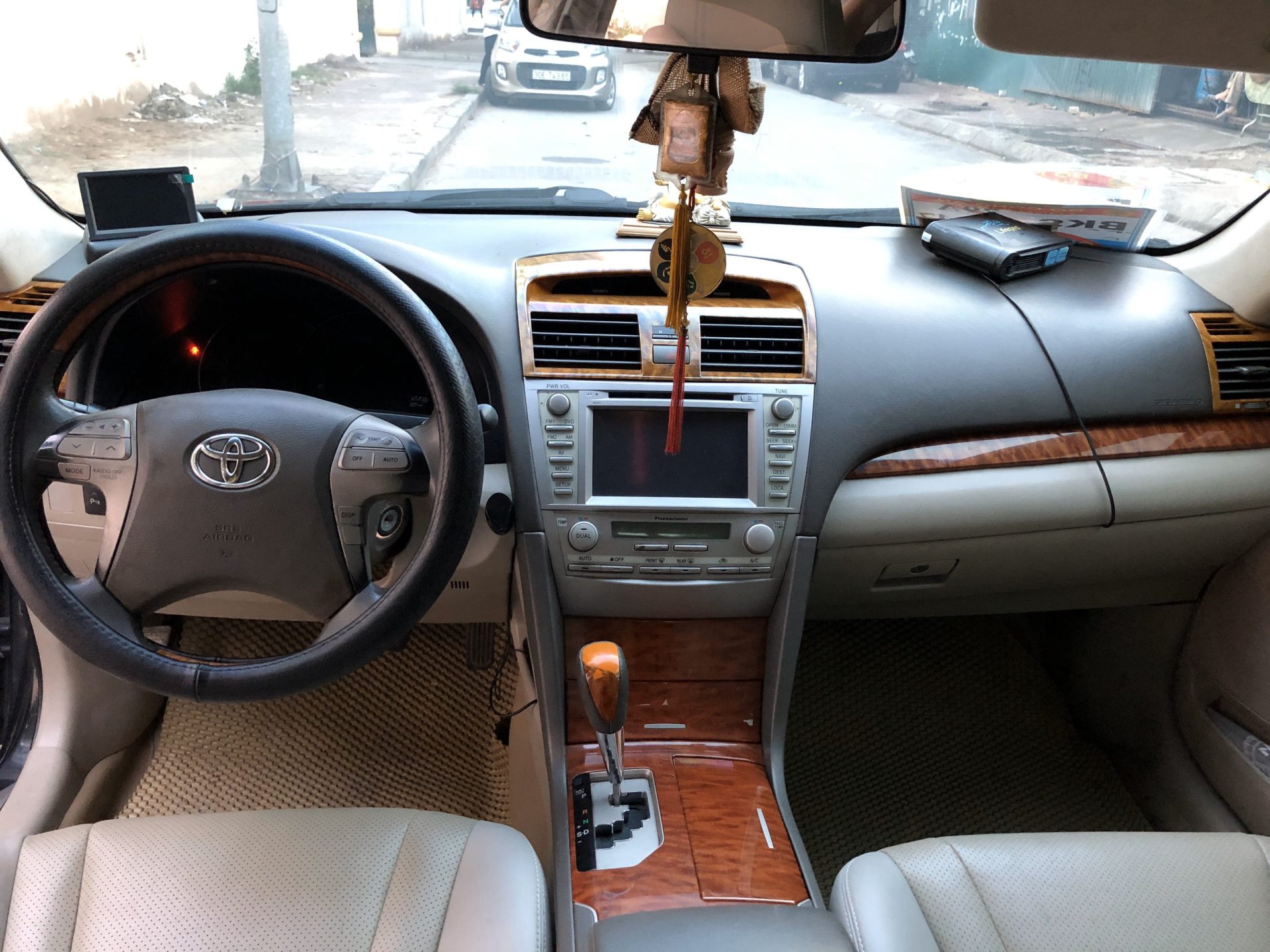 Showroom XeHoi hiện đang bán xe Toyota Camry cũ đời 2008. Hình ảnh nội thất xe ( Ảnh thật do trung tâm chụp)