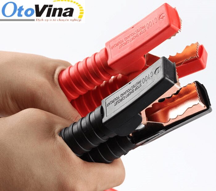 Khi câu bình ắc quy ô tô, bạn nên lưu ý nối cọc (+) trước, xong mới đến là cọc (-) sau