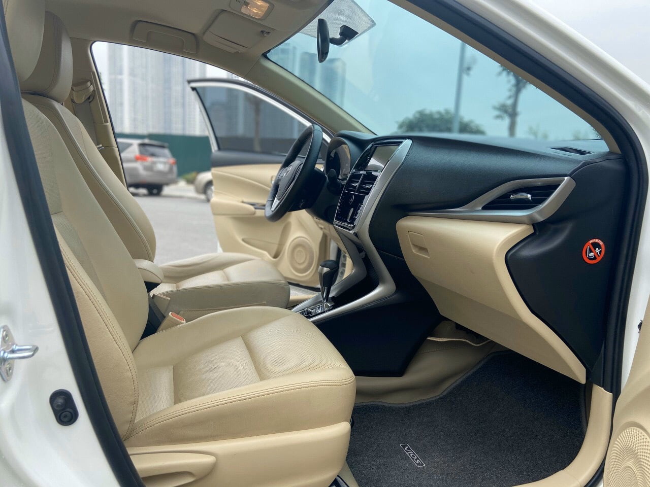 Nội thất nhìn từ bên phụ