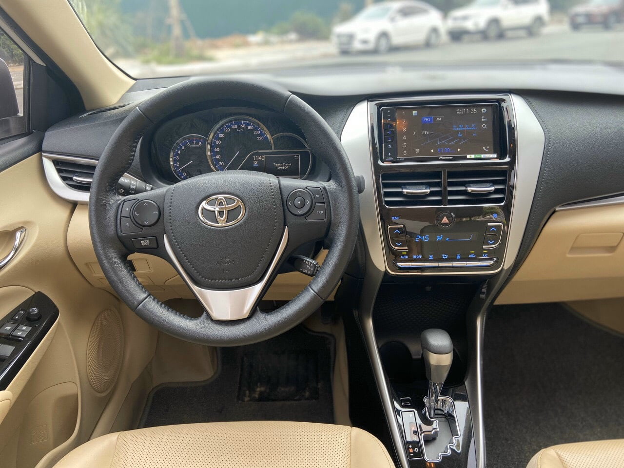 Nội thất nhìn từ khoang lái