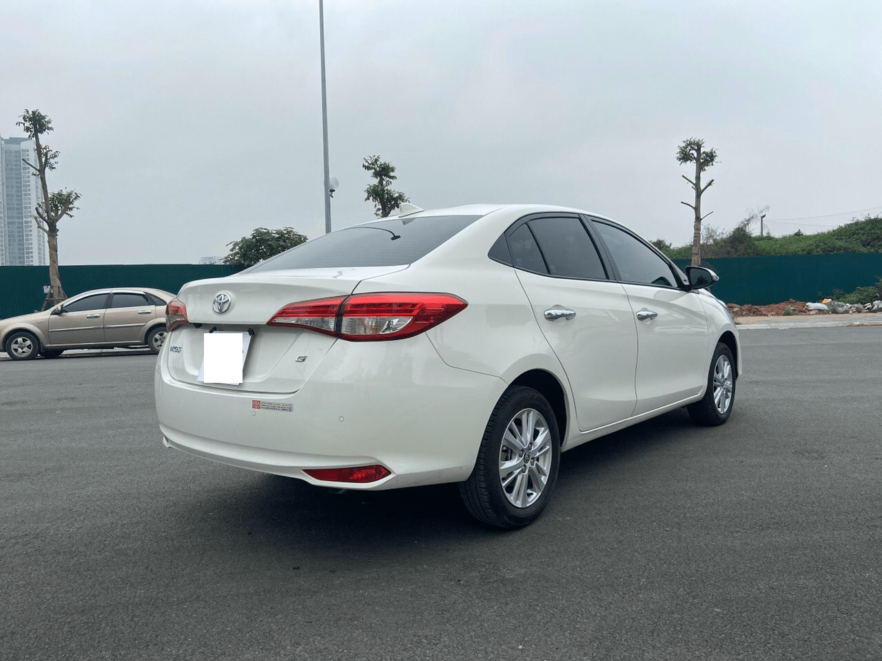 Phía sau xe Vios đang bán