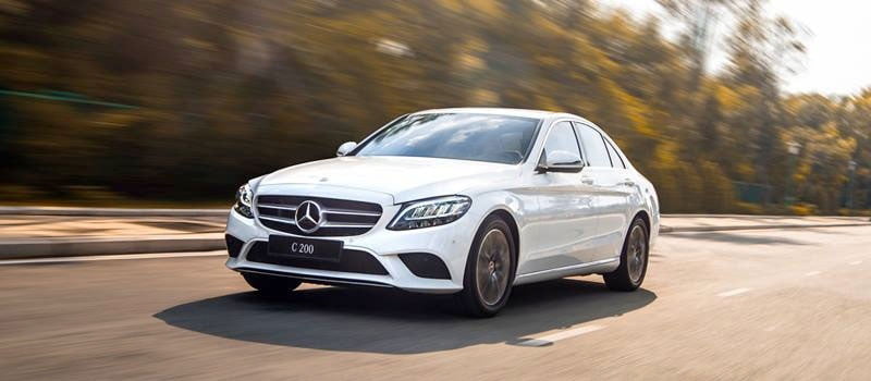 Vô-lăng lái trên Mercedes C200 cũ cho cảm giác mượt, trợ lực lái và phản hồi mặt đường tốt