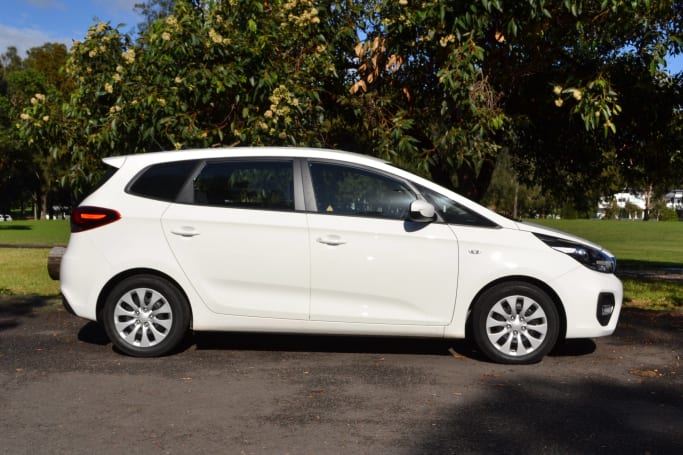 2017-kia-rondo-s-white-1200x800-(6)